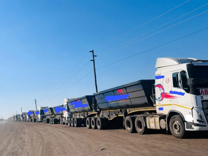 Five suspects arrested and one killed while blocking 22 mine trucks and demanded money