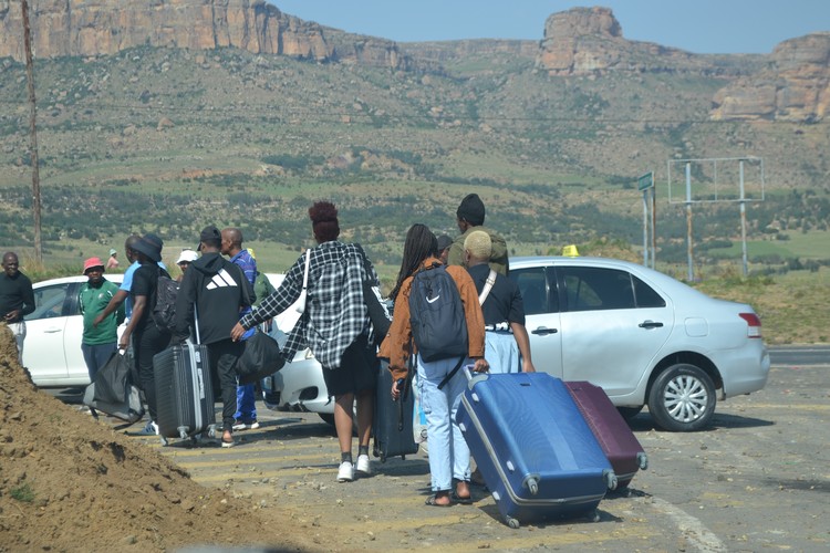 Buildings torched during University of the Free State protests 2 Students catching taxis after university management ordered all students to leave its Qwaqwa campus. Photo: Tladi Moloi