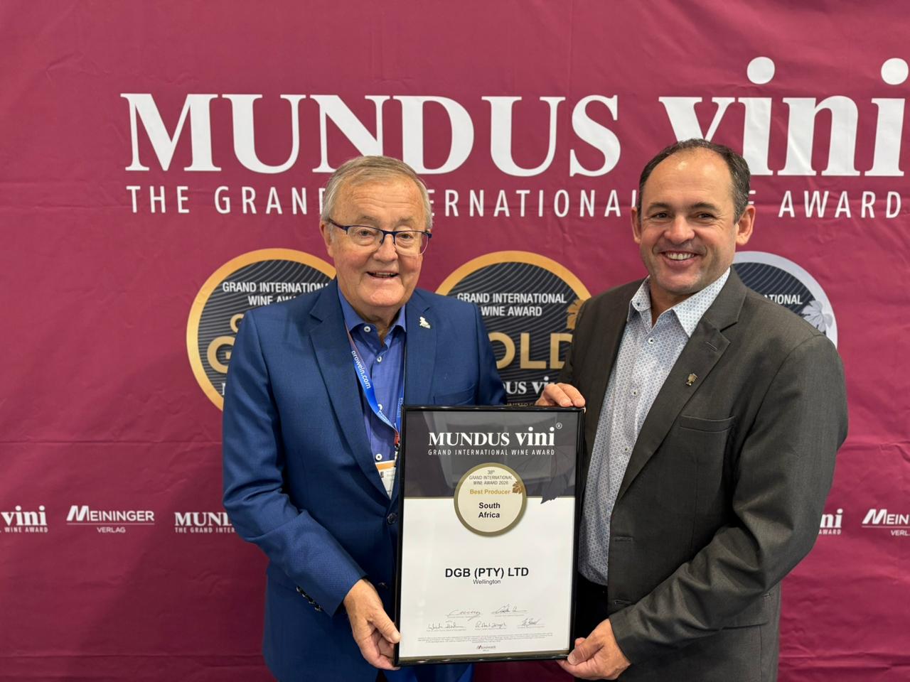 Tim Hutchinson and Stephan Joubert present DGB’s fifth consecutive Mundus Vini Best Producer South Africa Award