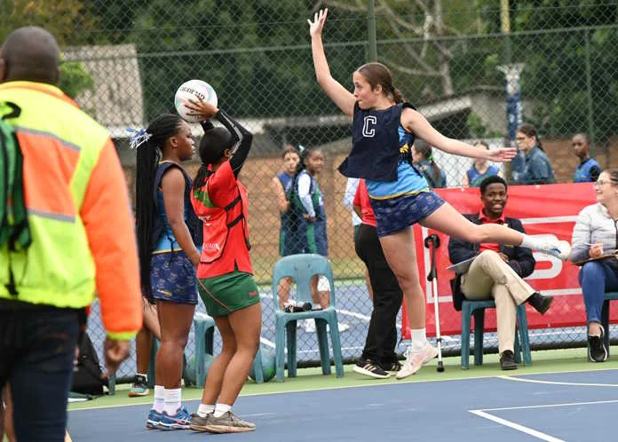 High five. Hoerskool Richardsbaai’s Samantha Viljoen launches herself to intercept Felixton College’s Zenande Mncwabe during their pool game at the North Coast Regional of the SPAR KZN Schoolgirls’ Fast 5s Netball Challenge that took place at Grantleigh School on Saturday 1 August. Pic by Val Adamson.