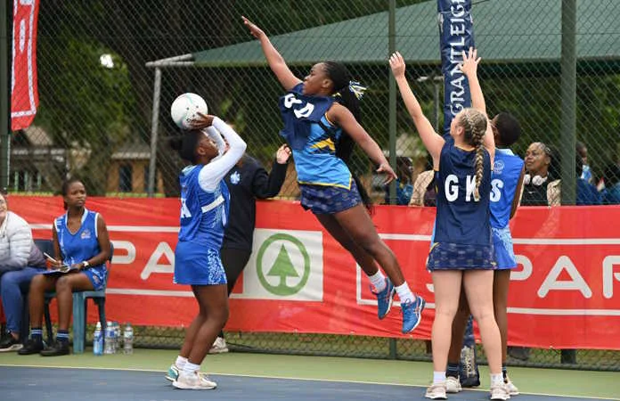 Waiting for clear air. Enhle Gumede takes aim for vs Khombindela High School during their pool game against Hoërskool Richardsbaai as Mangaliso Mnguni impressively springs up to defend at the North Coast Regional of the SPAR KZN Schoolgirls’ Fast 5s Netball Challenge that took place at Grantleigh School on Saturday 1 August. Pic by Val Adamson.